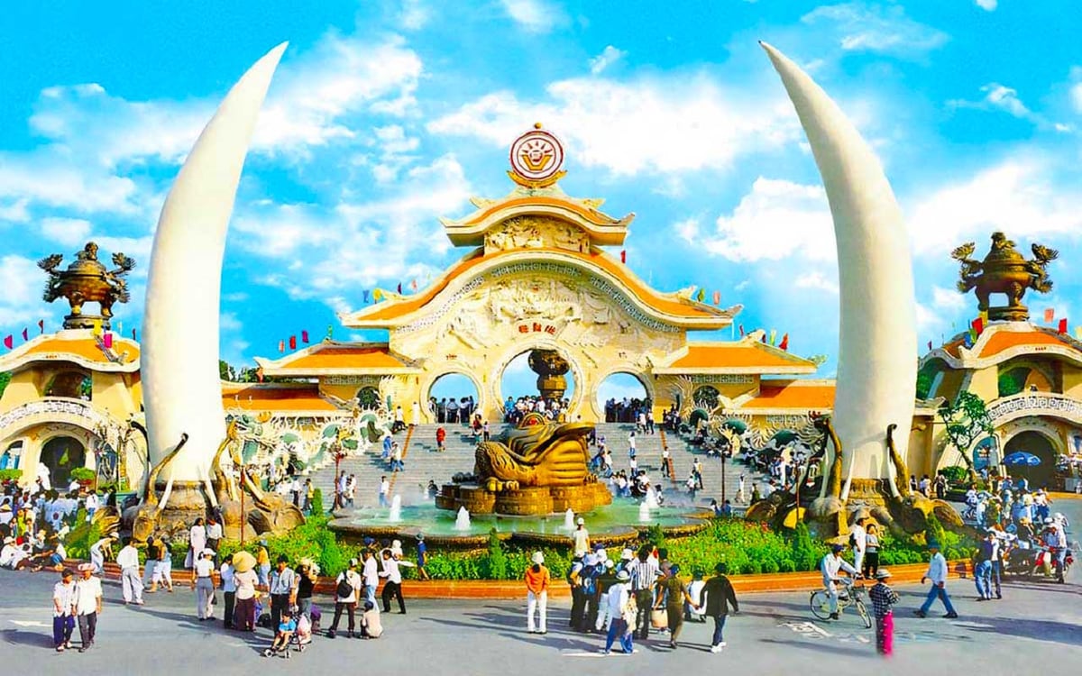 Suoi Tien Theme Park welcomes visitors with its grand, mythological-inspired architecture and vibrant colors that reflect Vietnamese legends